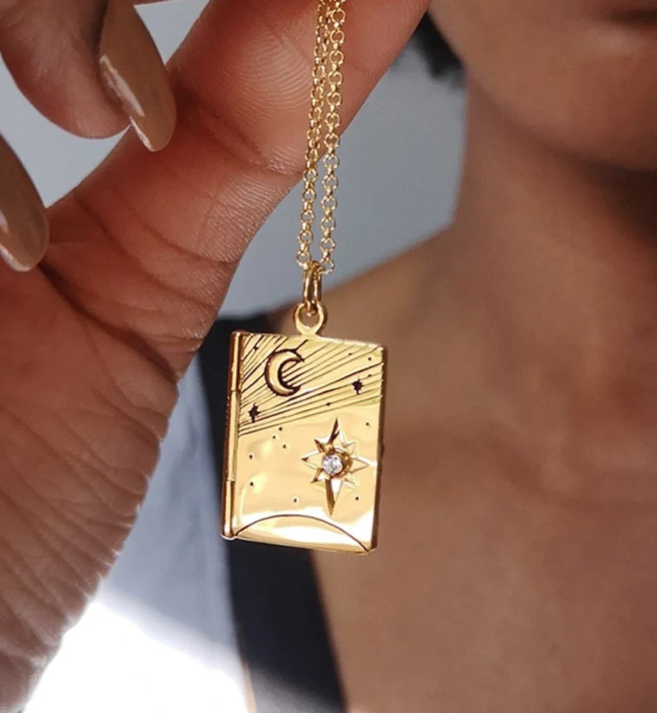 Collier en forme de livre plaqué or